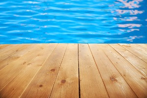 Abords d'une piscine en bois